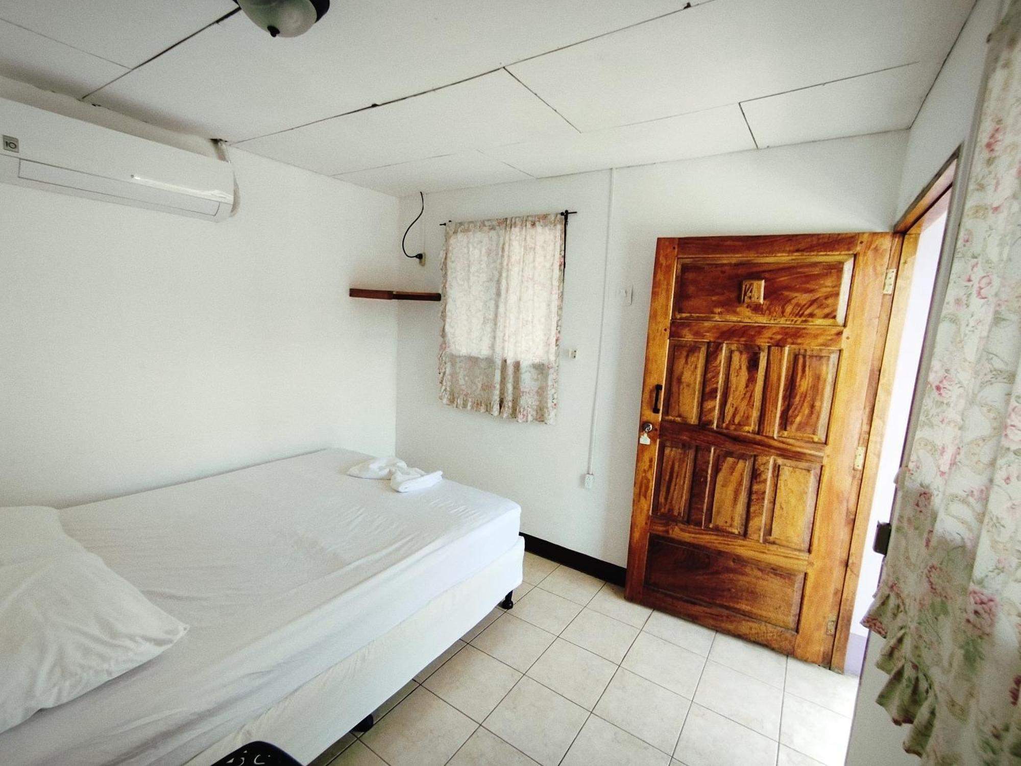 The Landing Hotel And Restaurant Moyogalpa Exterior foto
